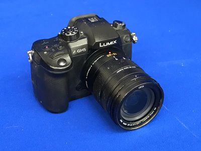 un appareil photo posé sur une surface bleue