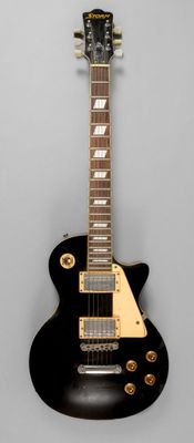 une image représentant une guitare électrique noire sur fond blanc