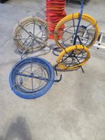 4 aiguilles tire-fils. 1 support cassé