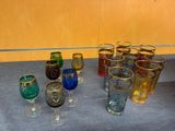 de nombreux verres de différentes couleurs posés sur une table