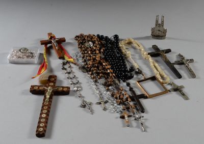de nombreux chapelets et autres objets religieux disposés sur une table