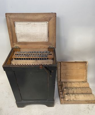 une vieille machine à écrire posée à côté d'une boîte remplie de vieilles machines à écrire