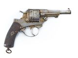 gros plan d'un revolver sur fond blanc