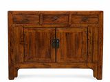 une armoire en bois comportant deux tiroirs et deux portes
