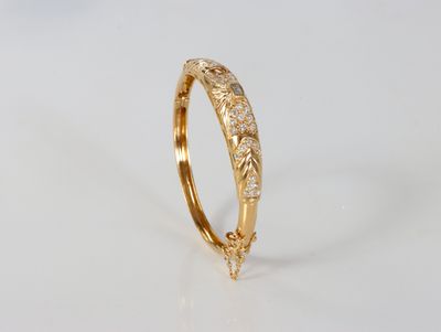 Bracelet jonc ouvrant en or serti de diamants totalisant environ 1,2 c