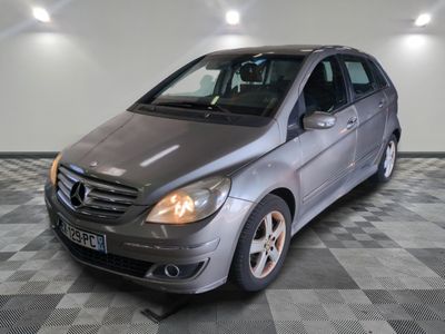 une photo d'une mercedes classe b argentée garée dans un garage