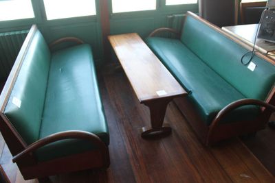 deux canapés verts et une table en bois dans une pièce