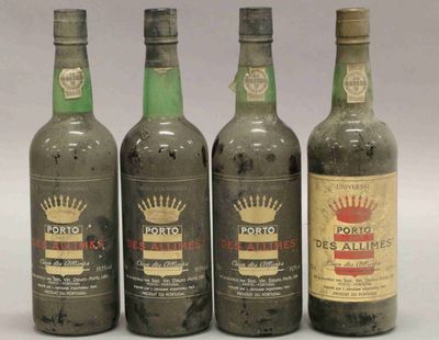 trois bouteilles de vin posées l'une à côté de l'autre sur une table