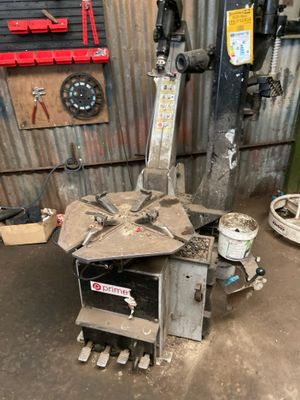 une machine qui se trouve dans un garage avec des outils