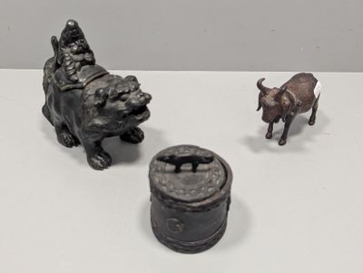 trois figurines d'animaux posées sur une table