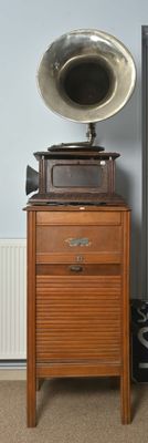 une armoire en bois sur laquelle est posé un tourne-disque