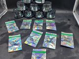 une pile de cartes pokemon posée sur une table