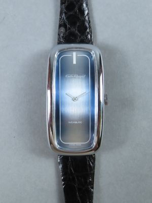 gros plan d'une montre sur une surface blanche