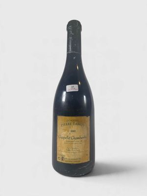 une bouteille de vin posée sur une table