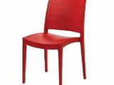 La chaise rouge est posée sur une surface blanche.