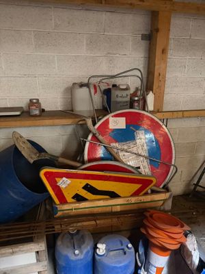 une pile de fûts et un panneau dans un garage