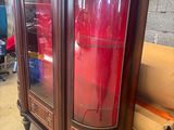 une armoire surmontée d'une porte en verre