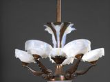 une image d'un lustre orné de cinq fleurs blanches suspendu au plafond
