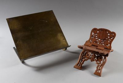une chaise miniature et un miroir posés sur une surface blanche