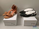 deux paires de chaussures pour femmes posées sur des cartons