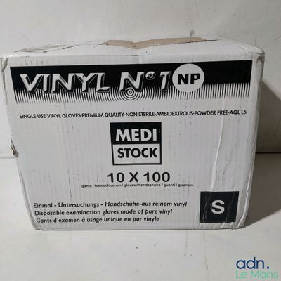 une boîte de matériel médical posée sur une table