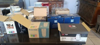 de nombreuses boîtes de nourriture posées sur une table dans une pièce