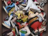 une boîte remplie de figurines qui se trouvent dans une boîte