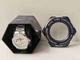 une montre dans un coffret noir et une montre dans un boîtier noir