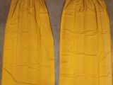 un pantalon jaune posé par terre