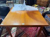 une table en bois sur laquelle est posé un sac en plastique