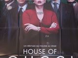 L'affiche du film « House of Gucci » est accrochée au mur.