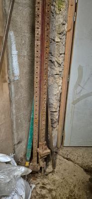 une photo montrant un tas d'ordures dans un coin d'une pièce