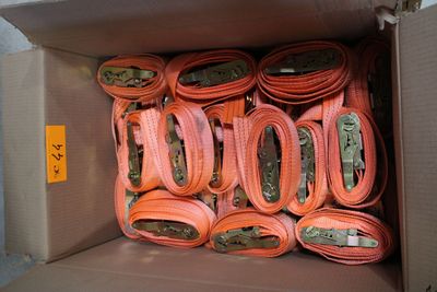 une boîte en carton remplie de tuyaux orange et de tuyaux