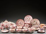un grand ensemble d'assiettes, de tasses et de soucoupes roses et blanches