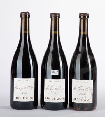 trois bouteilles de vin posées l'une à côté de l'autre sur une table