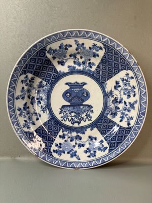 l'image d'une assiette bleue et blanche sur laquelle figure un oiseau