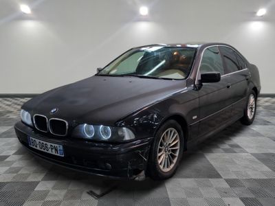 la photo d'une voiture noire garée dans un garage