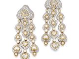 une paire de boucles d'oreilles en diamant et en or 18 carats
