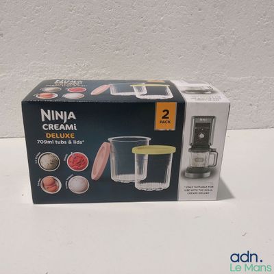 une boîte contenant un mixeur, posée sur une table