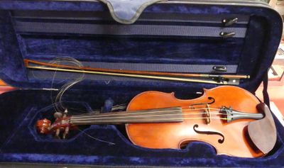 un violon dans un étui avec un archet à l'intérieur