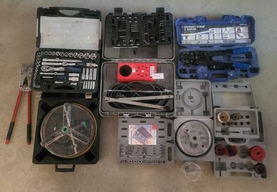 un grand nombre d'outils posés à même le sol