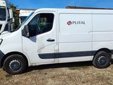 une camionnette blanche garée dans la poussière