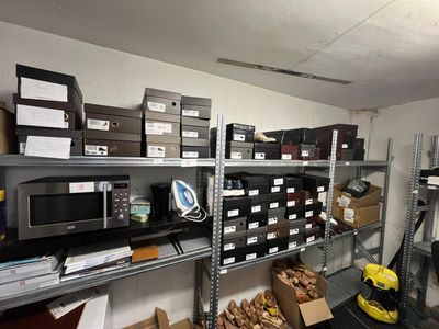 Stock de chaussures "en défaut" comprenant envrion 51 pièces…