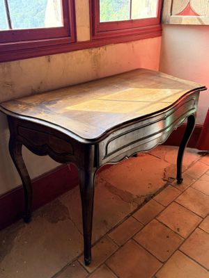 une photo d'une petite table dans un coin d'une pièce
