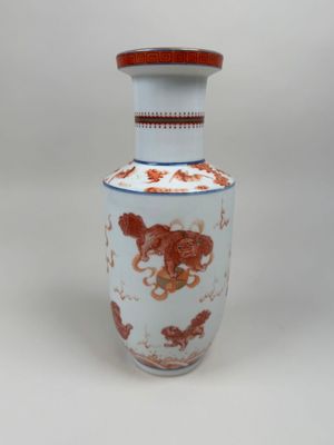 un vase blanc orné d'un motif rouge et blanc