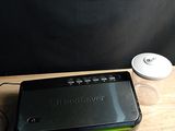 un ordinateur portable posé sur une table en bois