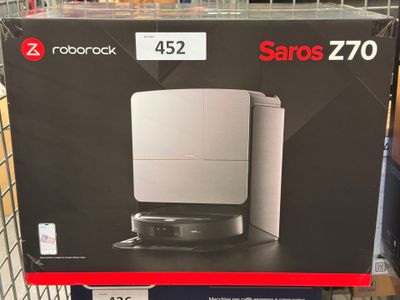 une boîte sur laquelle est posée une cafetière, dans un magasin