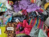 une grosse pile de vêtements posée sur un canapé
