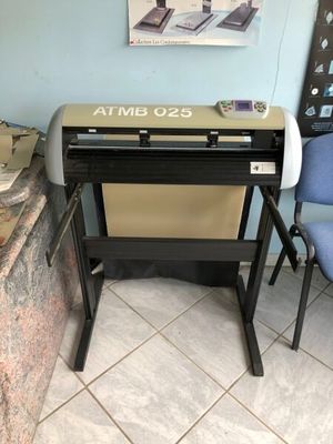 une machine posée sur une table dans une pièce
