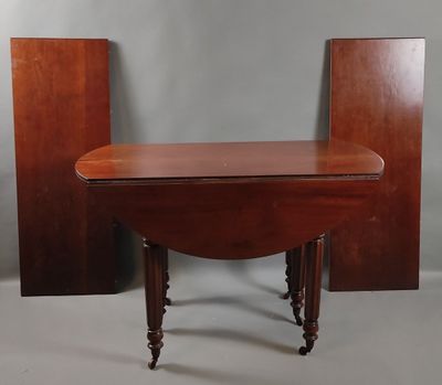 Table à volets en acajou, de forme circulaire, reposant sur …